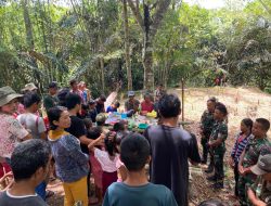Karya Bakti Pembersihan Kuburan Umum, Bukti Cintai Kebersihan Prajurit Satgas Pamtas Yonif 645/GTY