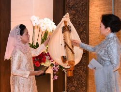 Saat Ibu Iriana dan Madam Peng Bertukar Alat Musik Tradisiona