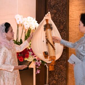 Saat Ibu Iriana dan Madam Peng Bertukar Alat Musik Tradisiona