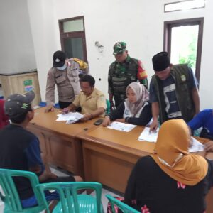 Anggota Koramil 11 Pebayuran Kodim 0509 Berikan Pendampinganpembuatan Akta Kelahiran bagi Warga