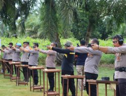 Personil Polres Kubu Raya Asah Kemampuan Menembak, Kapolres : Selalu Pedomani Treatment untuk Safety Penggunaan Senjata