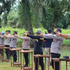 Personil Polres Kubu Raya Asah Kemampuan Menembak, Kapolres : Selalu Pedomani Treatment untuk Safety Penggunaan Senjata