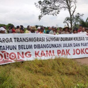 Warga Transmigrasi Sungai Durian Kalbar: Tolong Kami Pak Jokowi, Sudah 70 Tahun Belum di Bangunkan Jalan Dan Parit Yang Layak