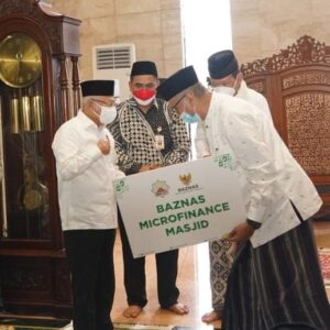 Wapres Serahkan Bantuan BAZNAS Microfinance Masjid Agung Jawa Tengah