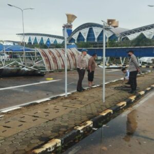 Cuaca Extreme, Kanopi Fasilitas Pejalan Kaki Bandara Internasional Supadio Rubuh Dihempas Angin Puting Beliung, Ini Kronologinya