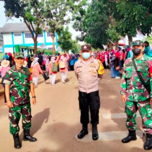 Babinsa Koramil 01 Tambun Pimpin Langsung Jalan Santai HUT PGRI ke 77