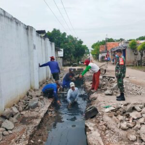 Akibat Mampet Saluran Air Jadi Sasaran Babinsa Koramil 11 Pebayuran