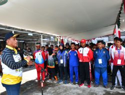 Komandan Pangkalan Utama TNI AL XII Pontianak Serahkan Piala Bergilir Juara Umum Lomba Dayung PORPROV XIII 2022