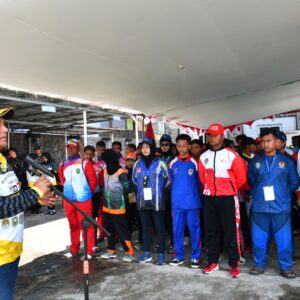 Komandan Pangkalan Utama TNI AL XII Pontianak Serahkan Piala Bergilir Juara Umum Lomba Dayung PORPROV XIII 2022