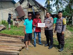 Pemdes Jahandung, Bedah Rumah Warga Yang Tak Layak Huni Bersama Personil Polsek Monterado