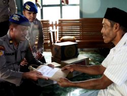 Polres Ketapang Menyerahkan Santunan Kepada Keluarga Balita Meninggal Akibat Musibah Tersambar Petir