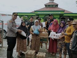 Kapolsek Percut Seituan Bersama Muspika Berikan Bantuan Kepada Korban Banjir di Desa Sambirejo
