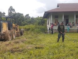 Bukti Kepedulian Satgas Pamtas Yonif 645/GTY Karya Bhakti Membersihkan Lingkungan Sekolah Perbatasan