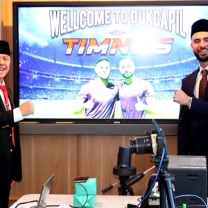 Dukcapil Kemendagri Serahkan KTP-el 2 Pemain Naturalisasi PSSI