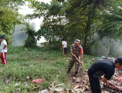 Ciptakan Lingkungan Bersih Babinsa Koramil 12 Serangbaru Bergelut Dengan Sampah