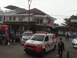 Unit Ambulan Rescue Hilir Mudik Evakuasi Korban Gempa Cianjur