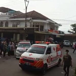 Unit Ambulan Rescue Hilir Mudik Evakuasi Korban Gempa Cianjur