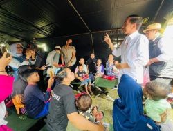Presiden Jokowi Kunjungi Tenda Pengungsi Korban Gempa di Cianjur