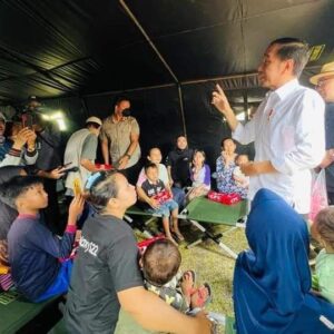 Presiden Jokowi Kunjungi Tenda Pengungsi Korban Gempa di Cianjur