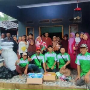 Yayasan Cikahuripan Bagikan Ratusan Logistik dan Bantal Untuk Korban Bencana di Cianjur