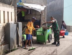 Geram Dengan Saluran Air Mampet Babinsa Ajak Warga Bergotong Royong