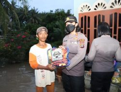 Kunjungi Lokasi Banjir, Kapolres Batu Bara Berikan Bantuan Sembako dan Selimut