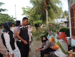 Tim Dokter Poliklinik Polres Batu Bara Cek Kesehatan Warga Yang Terdampak Banjir