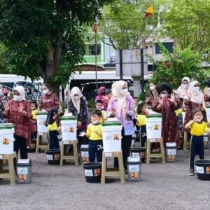 Ibu Iriana dan OASE KIM Belajar dan Bermain Dengan Anak-anak di Sumatra Selatan