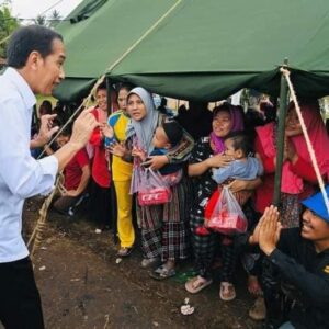 Presiden Berikan Bantuan kepada Para Pengungsi Terdampak Gempa Bumi di Cianjur