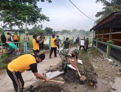Gelar Jumat Bersih Halaman Masjid Jadi Sasaran Babinsa Koramil 11 Pebayuran