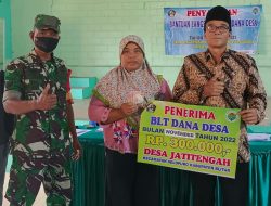 Pastikan Tepat Sasaran, Babinsa Pos Selopuro Dampingi Kegiatan Penyaluran BLT DD Warga Binaannya