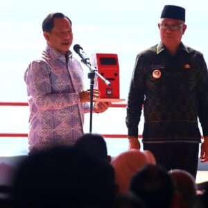 Hadiri Acara Puncak Sail Tidore 2022, Mendagri Serahkan ADM untuk Masyarakat Kota Tidore Kepulauan