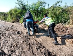 Jalan Licin, Anggota Unit Lantas Polsek Benda Polres Metro Tangerang Kota Bantu Warga Dorong Motor
