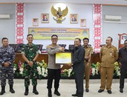 Kapolres Ketapang Dapatkan Penghargaan dari DPRD Ketapang