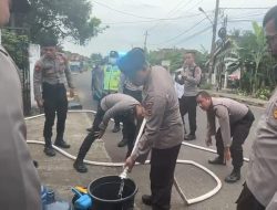 Quick Respon Polda Jambi Salurkan Air Bersih ke Warga Seberang
