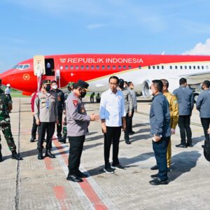 Kapolda Kalbar Dampingi Kapolri Sambut Kedatangan Presiden Jokowi di Bandara Supadio