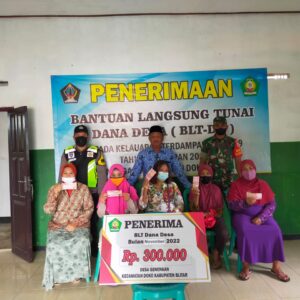 Pastikan Berjalan Lancar Dan Aman, Babinsa Koramil Doko Dampingi Penyaluran BLT DD Kepada Warga Binaannya