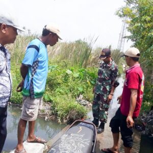 Pasca Hujan Serta Mengantisipasi Banjir Babinsa Koramil 13 Kedungwaringin Bersama Warga Tinjau Naiknya Debit Air