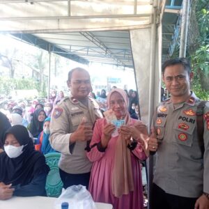 Polisi terjun Langsung Amankan Penyaluran BLT BBM Dan BPNT Sembako Di Pinang Tangerang