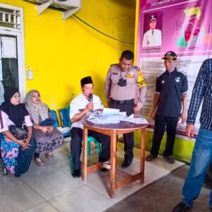 Polsek Teluknaga Terjun Langsung Pengamanan Penyaluran Bansos Dari Kemensos RI