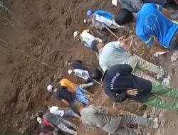 Kepolisian Evakuasi Penambang Pasir Tertimbun Longsor di Cijeruk Kabupaten Bogor