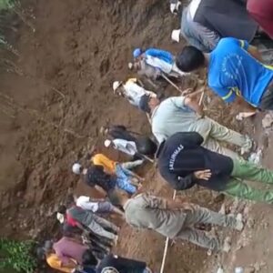 Kepolisian Evakuasi Penambang Pasir Tertimbun Longsor di Cijeruk Kabupaten Bogor