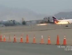 Pesawat Tabrak Truk Pemadam Kebakaran