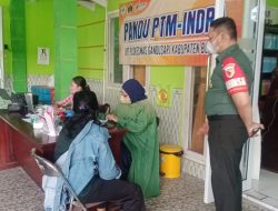 Pastikan Berjalan Lancar, Babinsa Gandusari Dampingi Kegiatan Vaksinasi Covid-19 Kepada Warga Binaannya