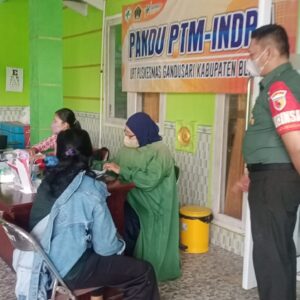 Pastikan Berjalan Lancar, Babinsa Gandusari Dampingi Kegiatan Vaksinasi Covid-19 Kepada Warga Binaannya