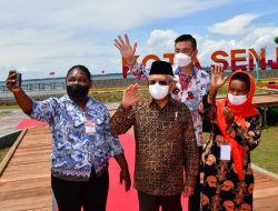 Diajak Nge-Vlog di Pantai Jokowi-Iriana, Wapres Harapkan UMKM di Kaimana Terus Berkembang