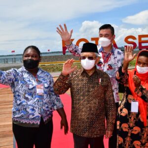 Diajak Nge-Vlog di Pantai Jokowi-Iriana, Wapres Harapkan UMKM di Kaimana Terus Berkembang