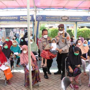 Kapolres Metro Tangerang Kota cek Langsung Penyaluran Bansos di Kelurahan Gerendeng Karawaci, Aman dan Tepat Sasaran