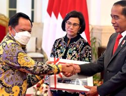 Mendagri Terima DIPA Tahun 2023 dari Presiden Jokowi