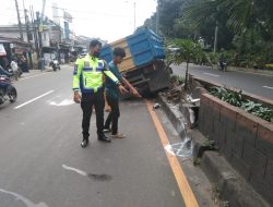 Sebuah Truk dan Sepeda Motor Terlibat Kecelakaan di Jalan Raya Jakarta Bogor KM 48